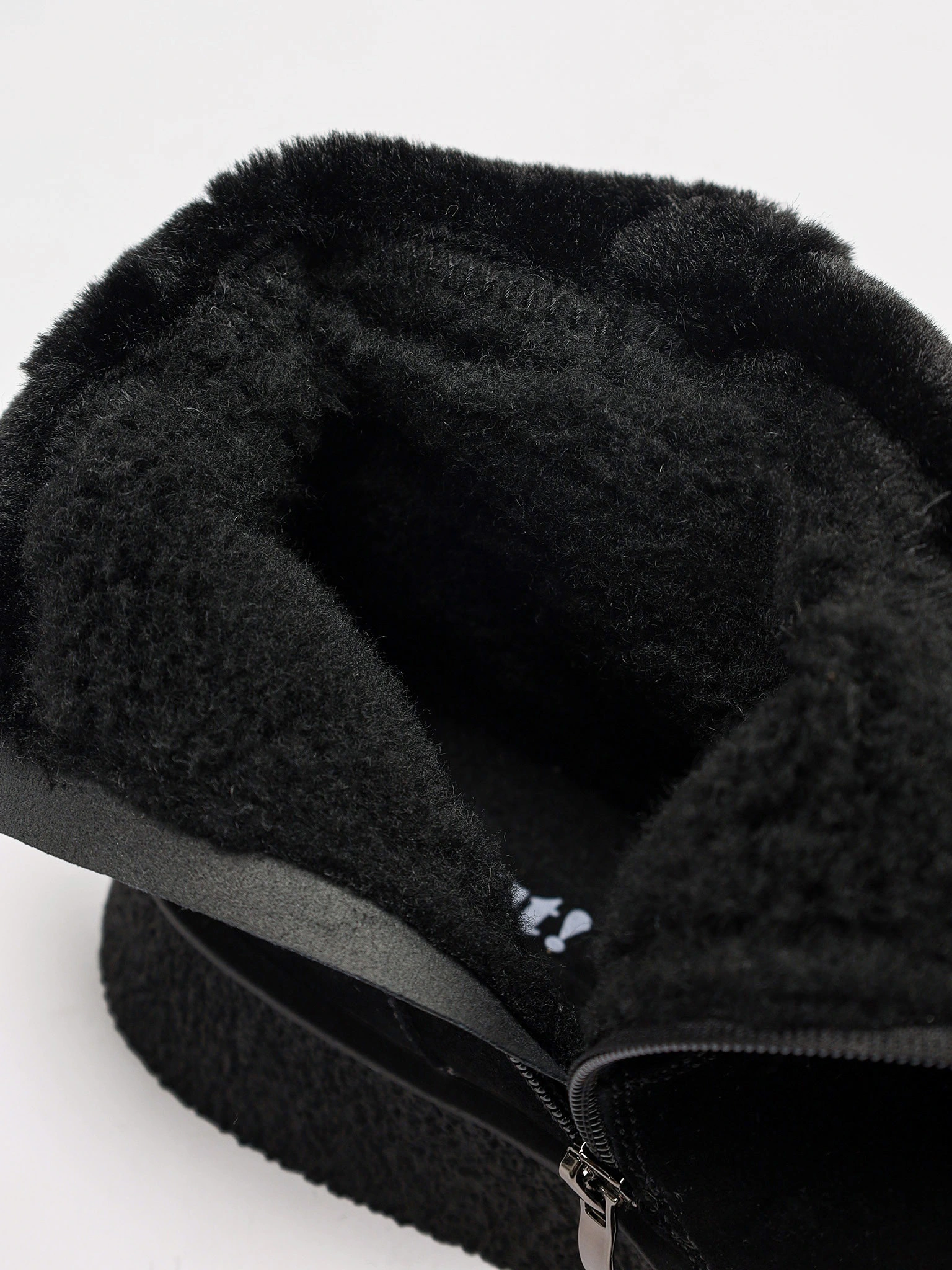 Ботинки черного цвета из натуральной замши на средней танкетке